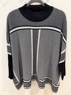Womens Black & White Patterned Knit Sweater